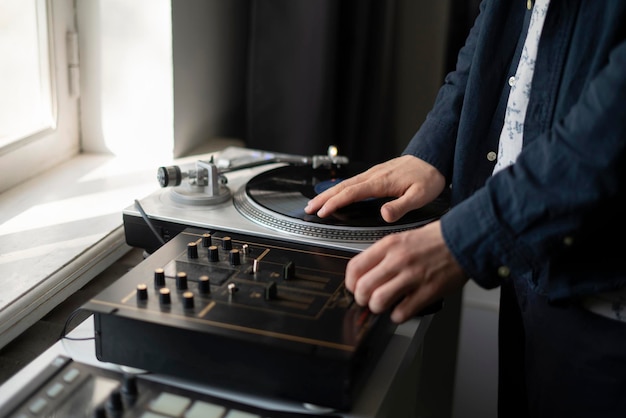 Um dj tocando música em toca-discos dança na festa