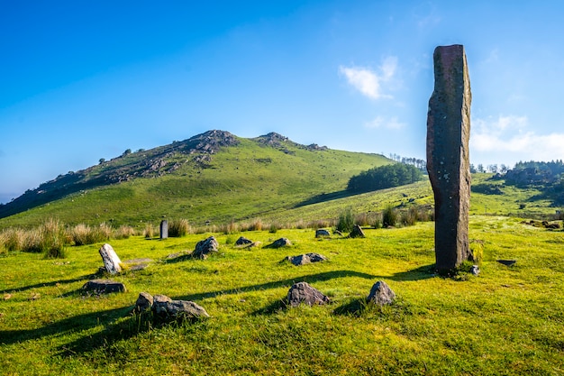 Um dolmen pré-histórico no topo do Monte Adarra em Urnieta, perto de San Sebastian. Guipúscoa, País Basco