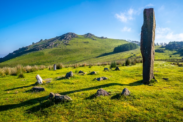 Um dolmen pré-histórico numa manhã de primavera no topo do Monte Adarra em Urnieta, perto de San Sebastian. Guipúscoa, País Basco