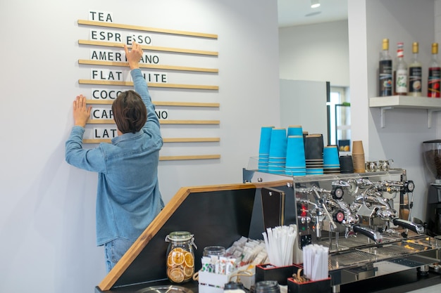 Um dono de café mudando o cardápio e parecendo envolvido