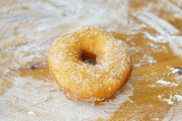 Um donut é um pão doce frito em gordura de porco.