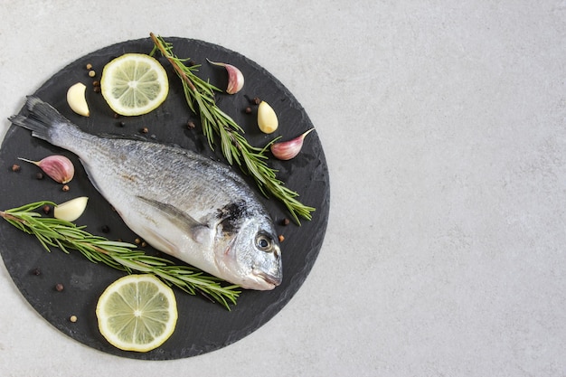 Um dorado orgânico do mar cru fresco ou brema com especiarias e limão