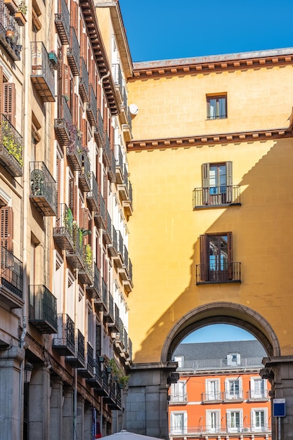 Um dos arcos de entrada que dá acesso à praça principal de Madrid com os seus edifícios típicos da Espanha antiga