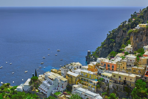 Um dos melhores resorts da itália com antigas vilas coloridas na encosta íngreme bela praia numerosos iates e barcos no porto e torres medievais ao longo da costa positano