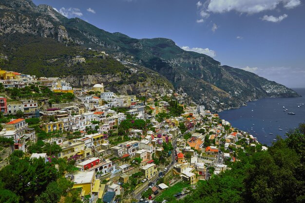 Um dos melhores resorts da Itália com antigas vilas coloridas na encosta íngreme bela praia numerosos iates e barcos no porto e torres medievais ao longo da costa Positano