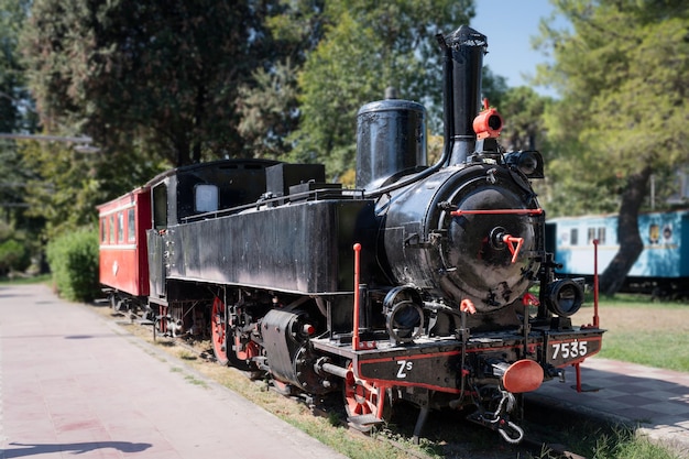 Um dos trens no museu ao ar livre do parque ferroviário de Kalamata