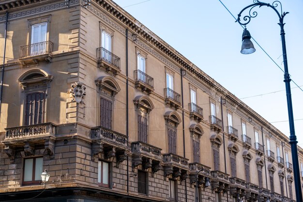 Um edifício alto com muitas janelas e varandas