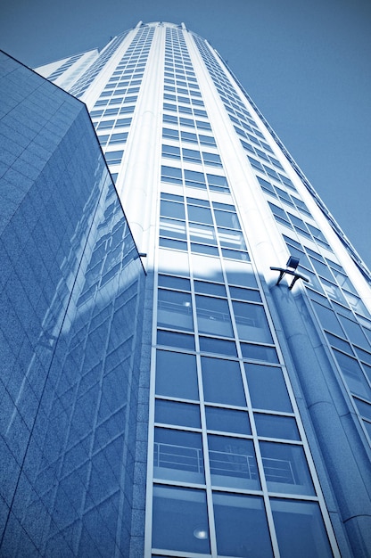 Um edifício alto com um fundo de céu azul