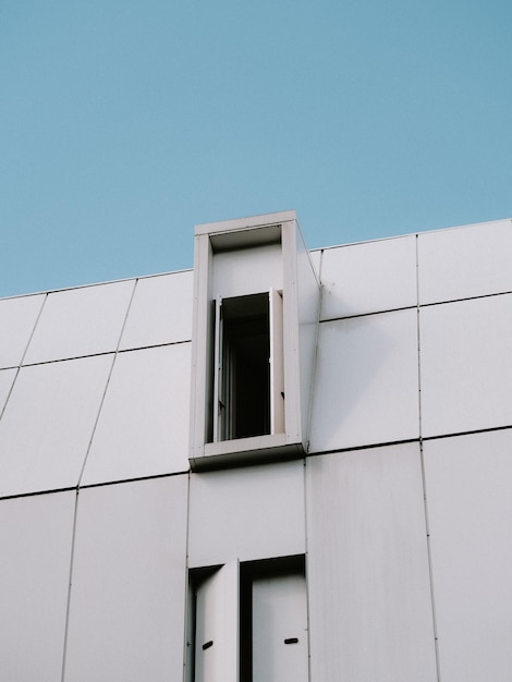 Foto um edifício branco com portas na parede sob o céu azul foto de estoque