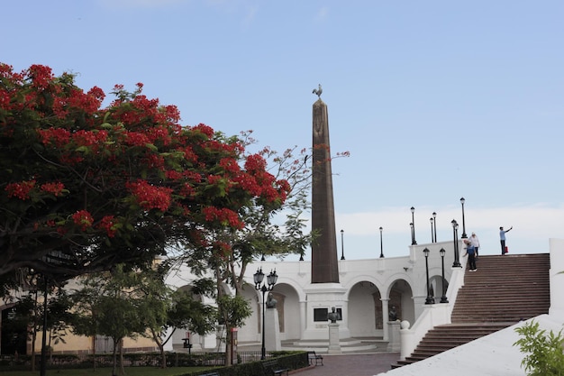 um edifício branco com um relógio no topo dele