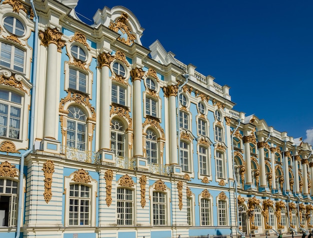 Foto um edifício com acabamento dourado e acabamento dourado tem um fundo azul.