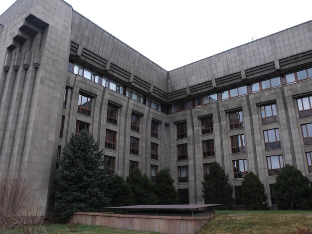 um edifício com muitas janelas e muitas janelas