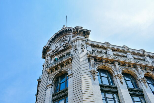 Um edifício com um céu azul ao fundo