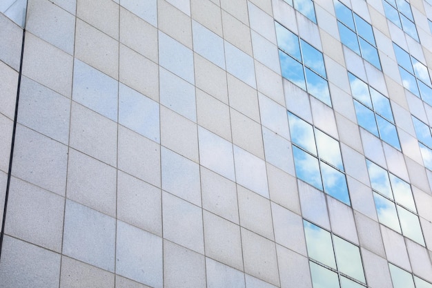 Um edifício com um céu azul e nuvens