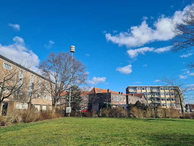 Um edifício com um gramado verde e um edifício com uma torre no topo.