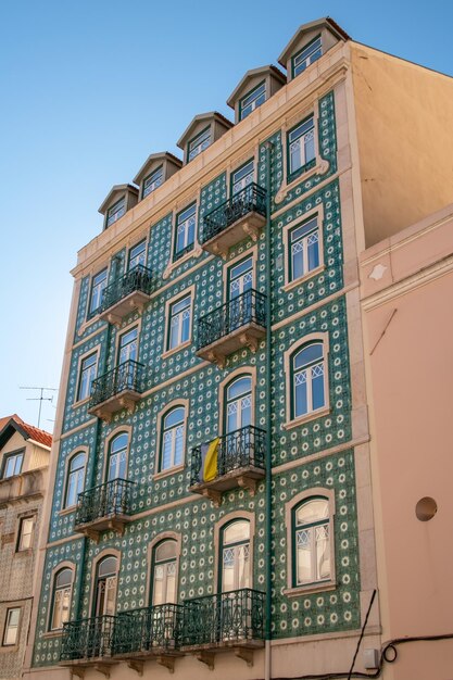 Foto um edifício com um padrão verde e branco