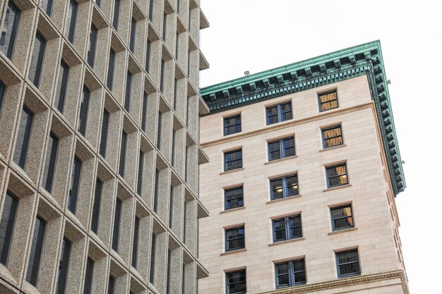 Foto um edifício com um telhado verde que diz 