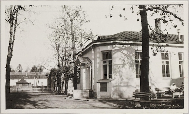 um edifício com uma árvore na frente e a palavra a palavra nele