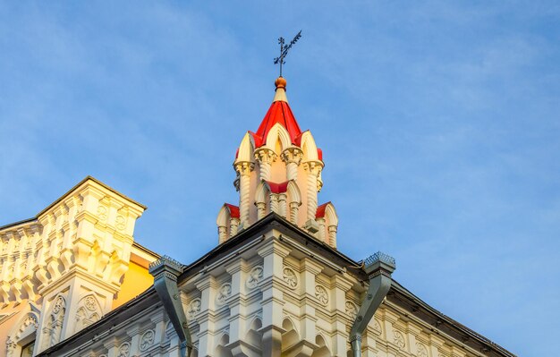 Um edifício com uma cruz em cima