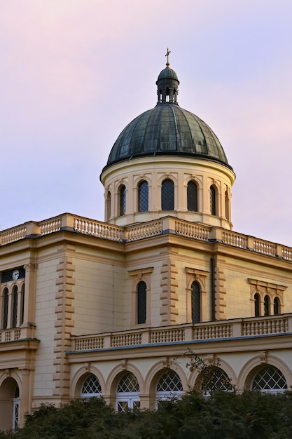 Um edifício com uma cúpula e uma cúpula com a palavra ópera