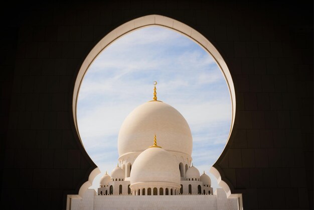 Foto um edifício com uma cúpula no meio