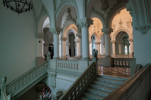 Foto um edifício com uma escada e uma janela que diz 'palácio da santa cruz'