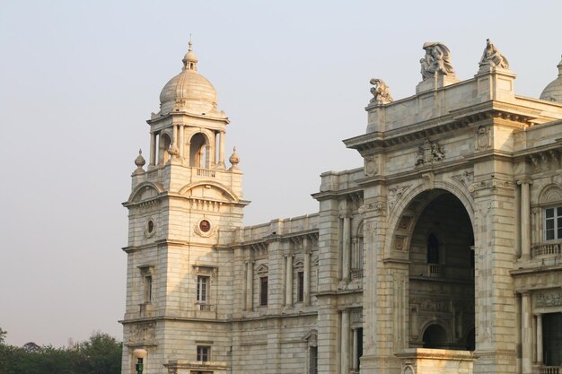 Um edifício com uma vista lateral da torre do victoria memorial kolkata índia