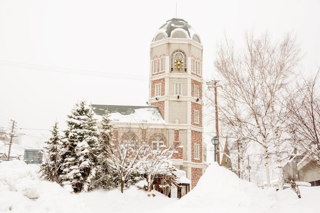 Foto um edifício doce bonito do café entre a neve que cai na estação do inverno.