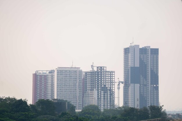 Um edifício em construção na área urbana de Depok