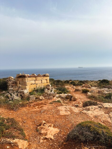 um edifício em uma colina com um navio no fundo