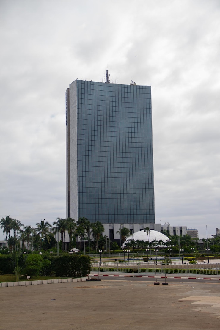 Foto um edifício grande com um grande edifício de vidro no fundo