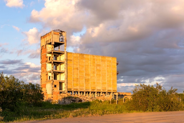 Um edifício industrial abandonado de vários andares com elevador destruído