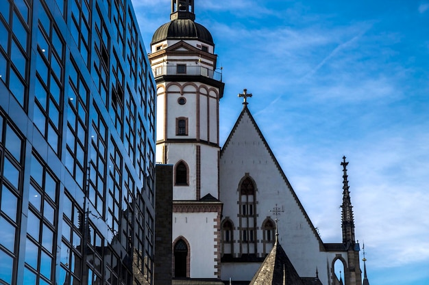 Um edifício moderno em frente à Igreja de St. Thomas em Leipzig. Johann Sebastian Bach trabalhou aqui de 1723 até sua morte.