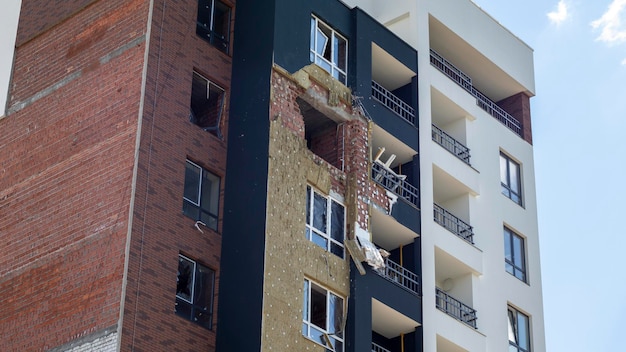 Um edifício residencial foi danificado após ser atingido por um foguete Buracos de projéteis em um multistorey