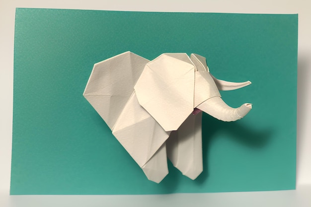 Um elefante de papel com a palavra elefante