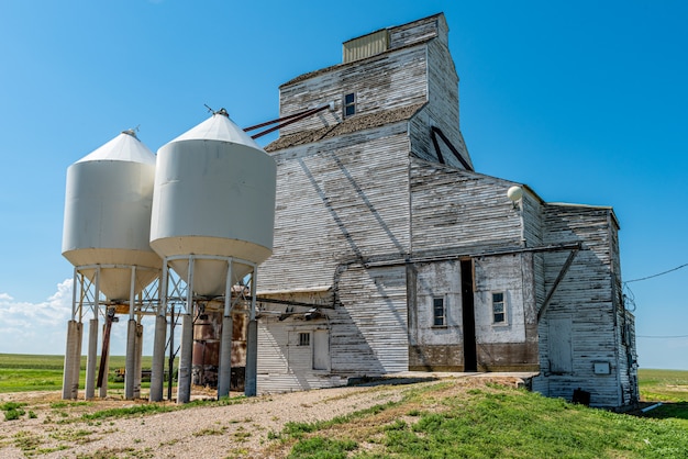 Um elevador de grãos abandonado sob o céu azul em cabri, saskatchewan, canadá