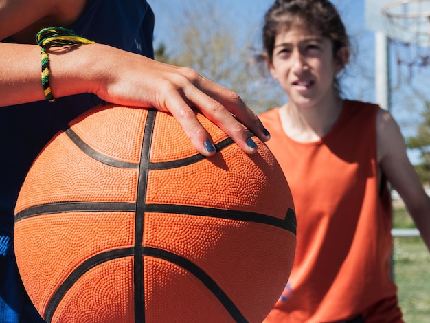 Um em um basquete