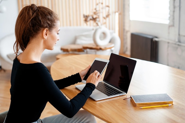 Um empreendedor inteligente se corresponde com um cliente por e-mail Uma aluna está estudando