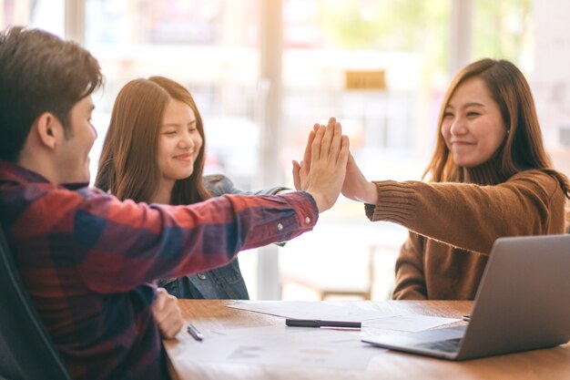 Um empresário asiático juntando as mãos na reunião