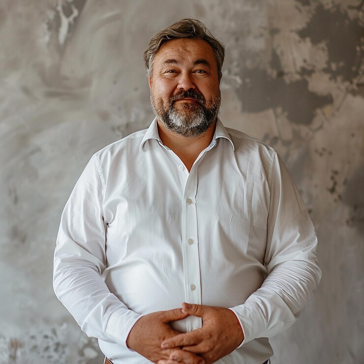Foto um empresário com barriga redonda protuberante vestindo camisa branca