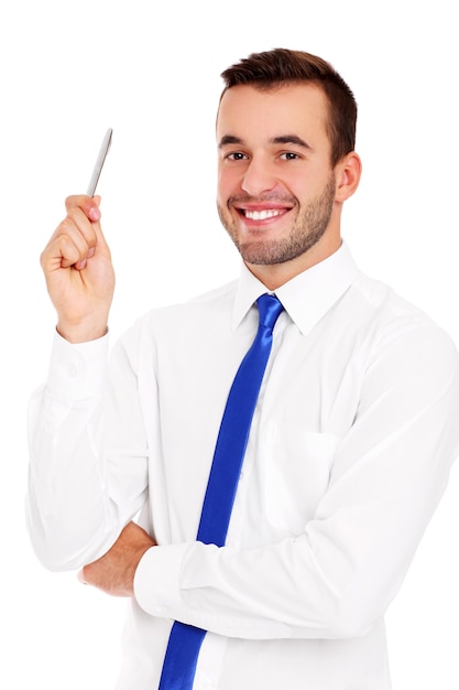 um empresário de sucesso posando com uma caneta sobre fundo branco