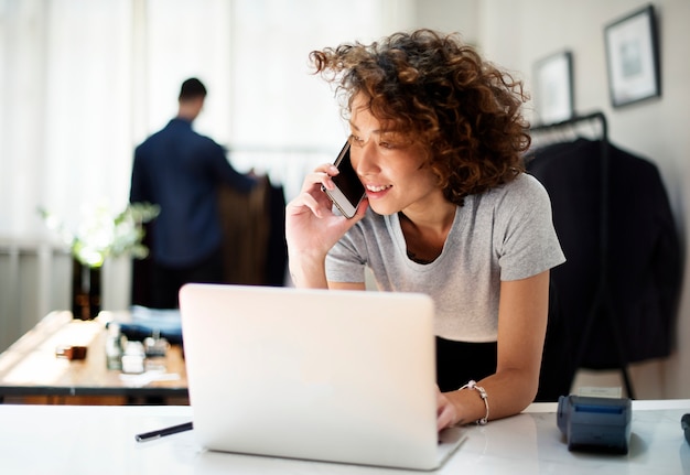 Um empresário feminino está usando o laptop