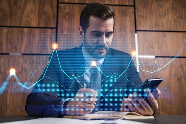 Um empresário no escritório tomando notas usando telefone e holograma gráfico de estoque Multiexposição Desgaste formal