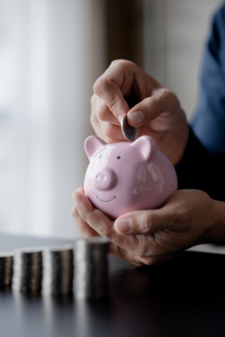 Um empresário segurando uma moeda em um cofrinho Colocar moedas em uma linha de baixo a alto é comparável a economizar dinheiro para crescer mais O conceito de aumentar a poupança e economizar investindo em fundos de ações