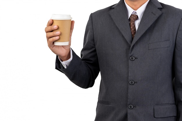 Um empresário segurando uma xícara de café com papel descartável