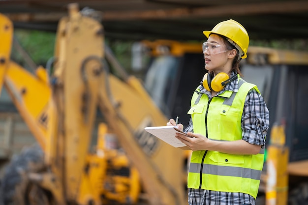 Foto um engenheiro de construção de menina asiática no canteiro de obras