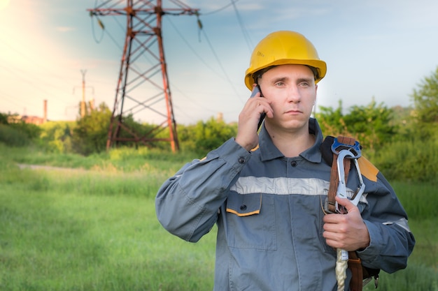 Foto um engenheiro de energia está falando ao telefone