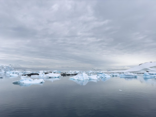 Um enorme glaciar em ruptura no oceano sul, ao largo da costa da Antártida.