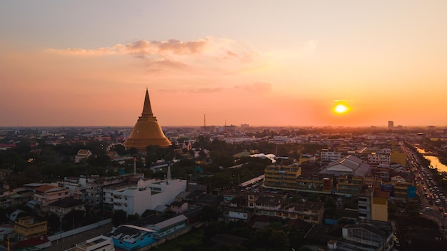 Um enorme pagode dourado Localizado na comunidade do pôr do sol de Phra Pathom Chedi Nakhon Pathom Tailândia A medição foi tornada pública Tailândia vista aérea de uma rotatória rodoviária com lotes de automóveis Adorável