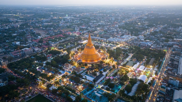 Um enorme pagode dourado Localizado na comunidade do pôr do sol de Phra Pathom Chedi Nakhon Pathom Tailândia A medição foi tornada pública Tailândia vista aérea de uma rotatória rodoviária com lotes de automóveis Adorável